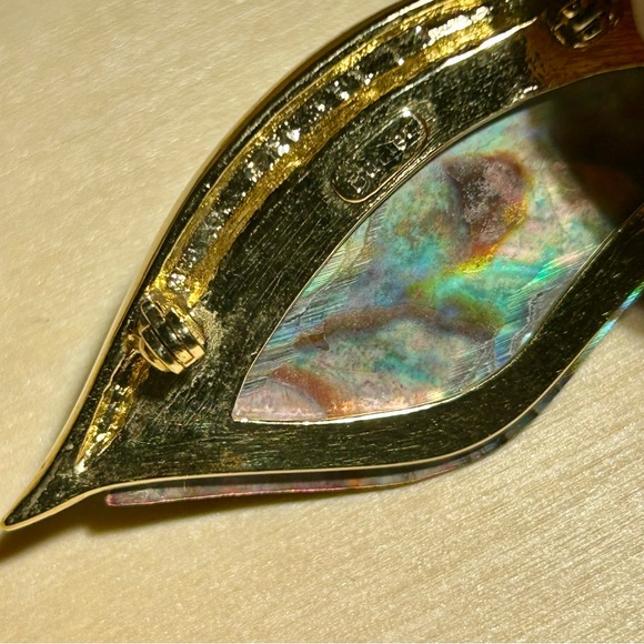 Abalone (red dyed) and crystal gold tone brooch by Butler (signed) - Picture 5 of 7
